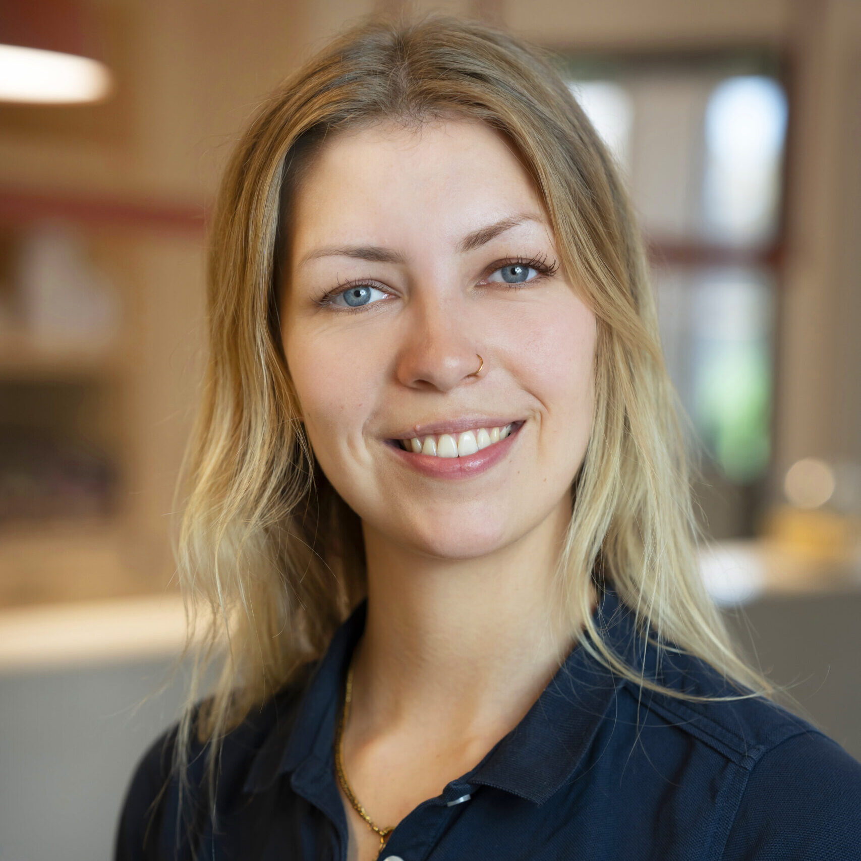 <h4>J. Küsel</h4><p>Leitung Autoapotheken<br /> Kauffrau für Büromanagement</p><p> <strong>Aufgaben:</strong><br /> Anmeldung und Terminvergabe</p>